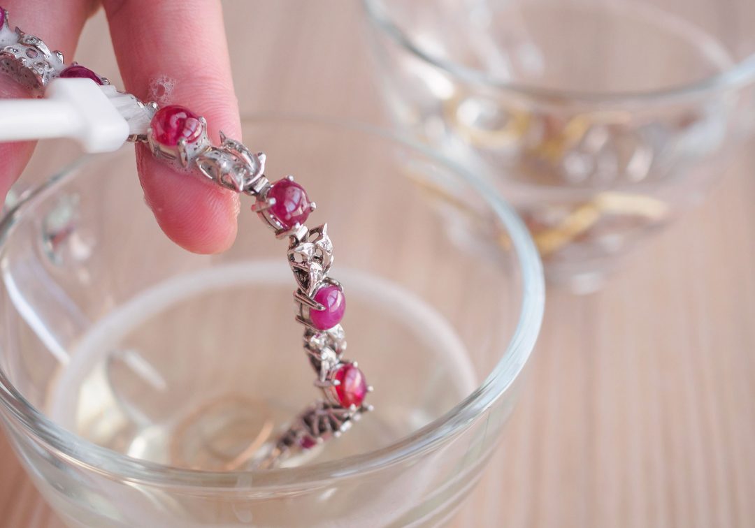 Come Pulire Un Bracciale In Argento Come pulire i gioielli in argento | QVC