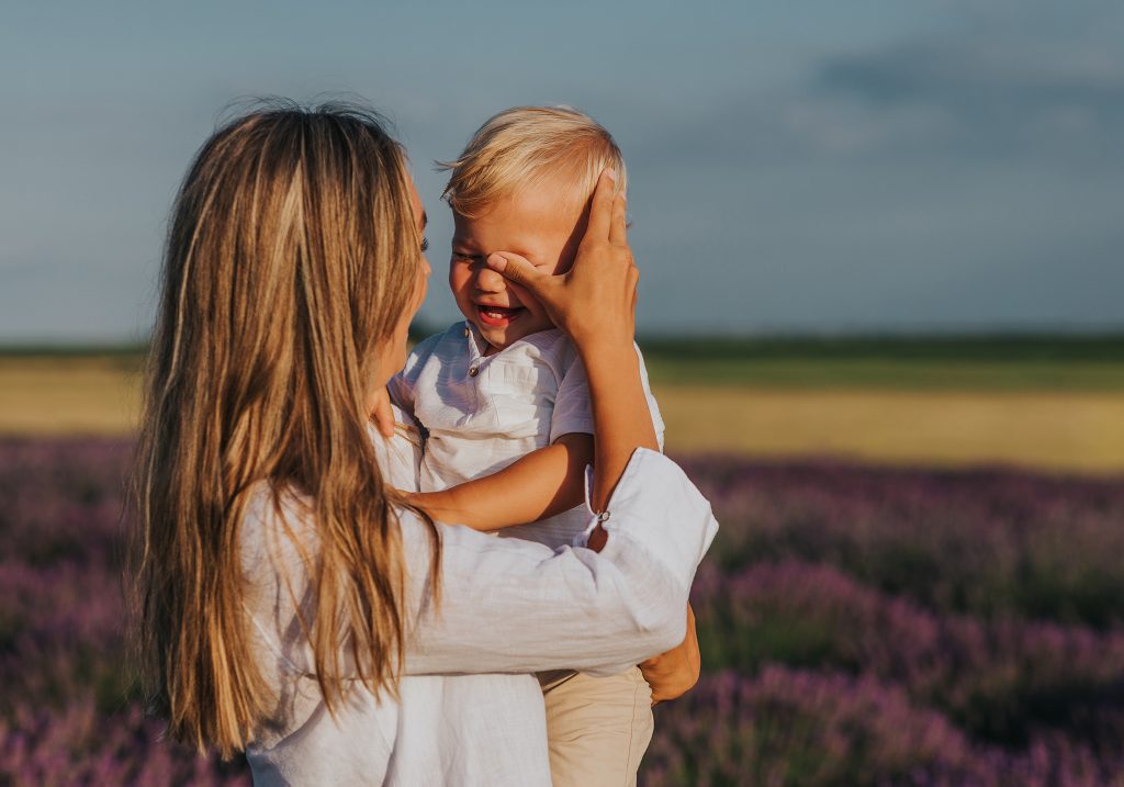 Come vestirsi al battesimo: idee per mamma, madrina e invitata