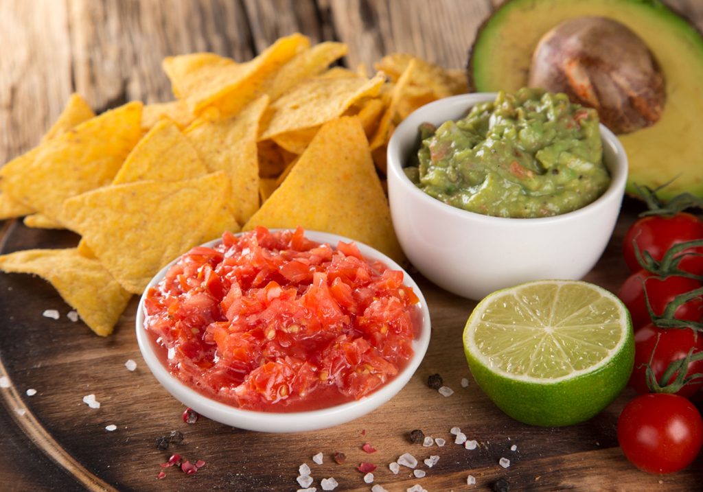 Tomatillo con nachos e guacamole