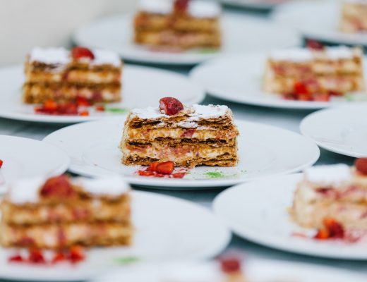 Millefoglie con mousse al cioccolato e lamponi