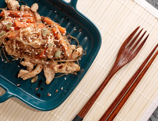 Spaghetti di soia con pollo e verdure