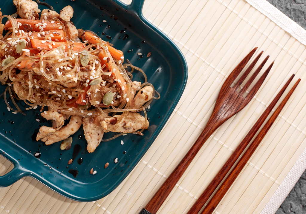 Spaghetti di soia con pollo e verdure