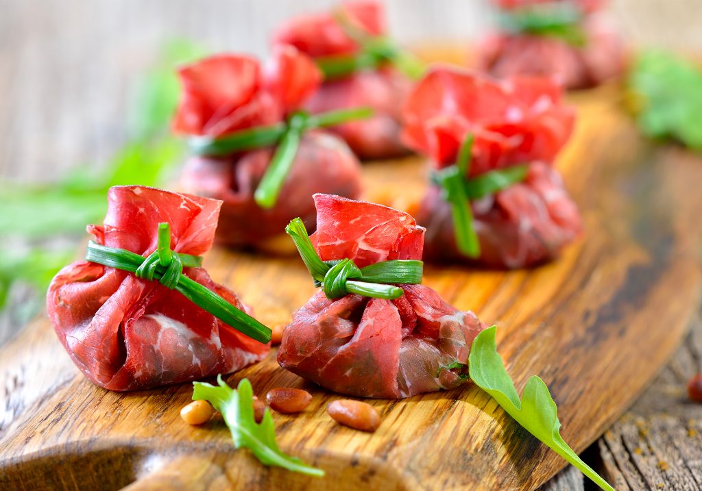 Crostini con fagottini di bresaola