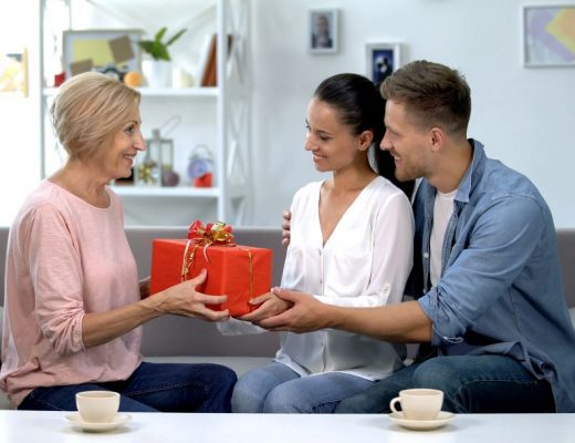 Cosa regalare alla suocera: idee regalo per ogni occasione